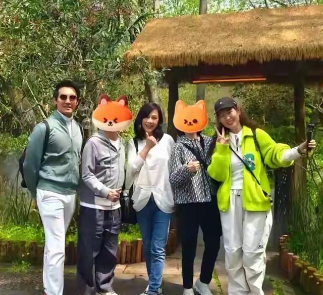 陈松伶和老公张铎在杭州游西湖 两个人的状态差距真大 女方太显老了
