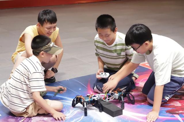 机器人科普：濠江青少年探秘智能世界——第四届“书香润濠江 阅读伴成长”系列主题活动第八场