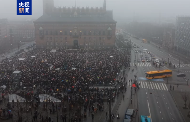 特朗普为夺格陵兰岛	，对英国、法国	、德国、丹麦、挪威	、瑞典、荷兰、芬兰加征关税！欧洲8国集体抗议