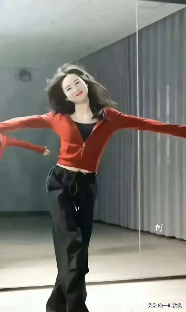 贾玲现在的样子既精神又美丽，一身穿搭穿出优雅富婆的感觉。