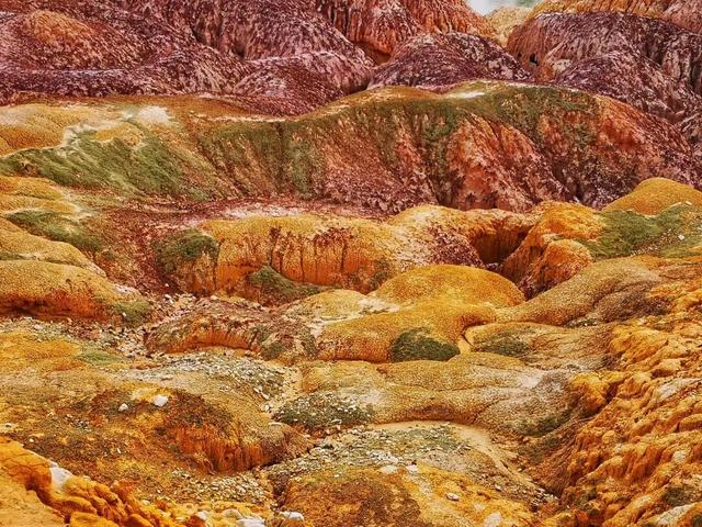 上帝调色盘 新疆“五彩滩”