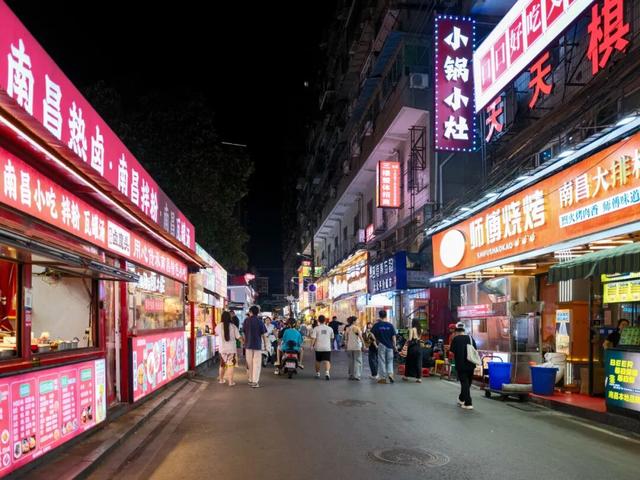 今年国庆，为什么是这座城拿了爽文剧本？