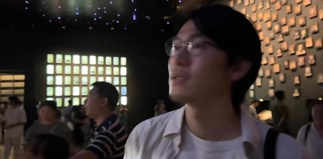 大胆！3个日本人逛南京大屠杀馆，全程大声说日语，路人表情亮眼