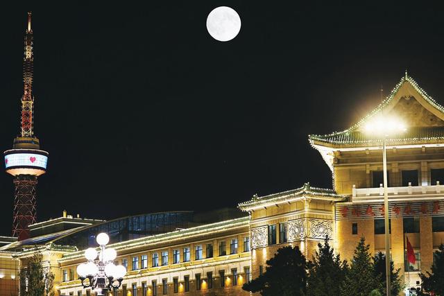 月光与老街的私语