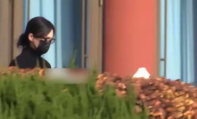 唐嫣送公公骨灰上车！罗晋捧遗像，亲友透露：唐嫣一直搀扶着罗晋