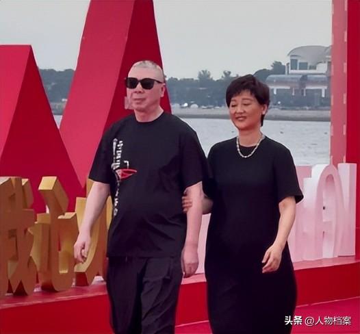 徐帆回应离婚五个月后，冯小刚再惹争议，养女徐朵竟成了导火索