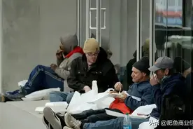 美国流浪汉每月能领钱，流浪只是喜欢自由？真相是街头睡觉都违法图片