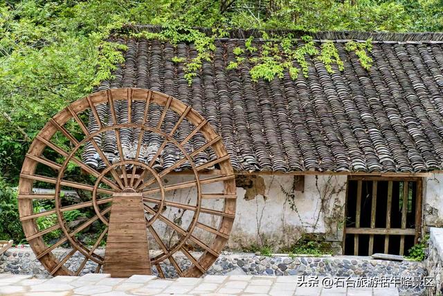 秋色泼染牯牛降，山水如画正当时