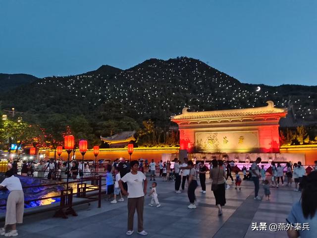 华清宫外的夜色，是文旅的尴尬，居民的闲娱，游客的懵逼