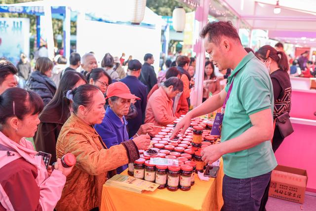 智慧文旅“炫”动红城——2025广西文化旅游嘉年华侧记