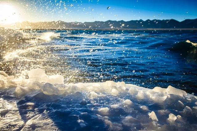 西藏天湖冬日变蓝宝石秘境，千里冰封宛如异星