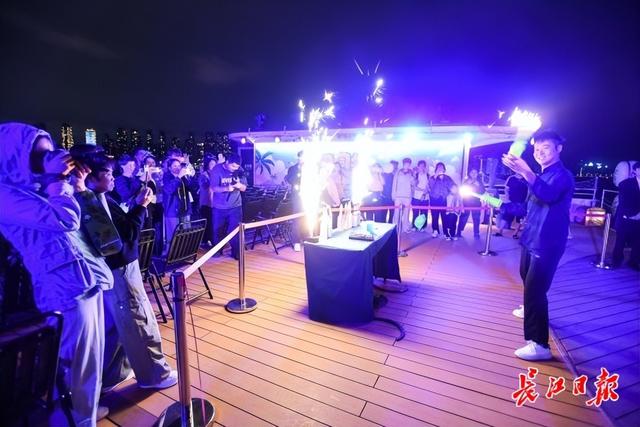 长江夜游玩出“River walk（江上漫步）”新高度，青年情侣“江上告白”安家武汉