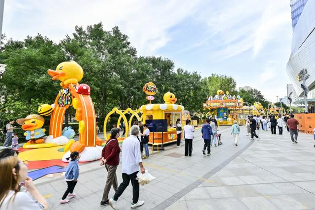 小黄鸭城市乐园在北京城市副中心开街啦！快来潮闪周潮玩打卡——