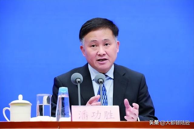 美元降息开启后，我们会立马跟上吗？央行行长的表态出乎人们意料