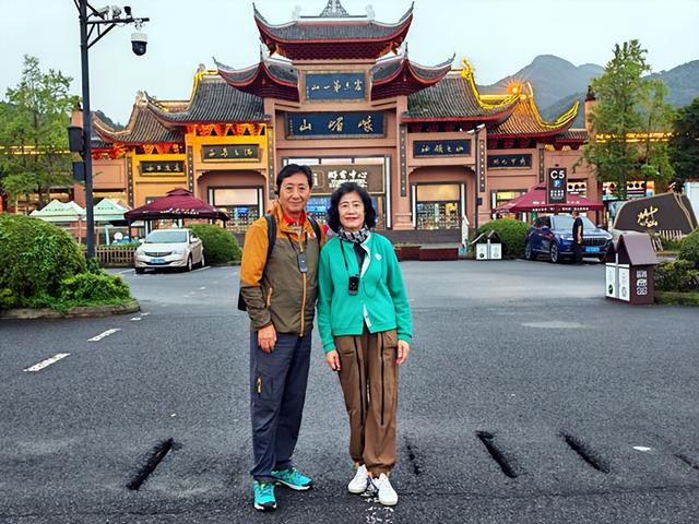 四川旅游：三到两佛山曲折纪行（图）