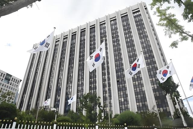 韩外长访华刚结束，李在明就直接跟中国摊牌，两边捞空间彻底消失
