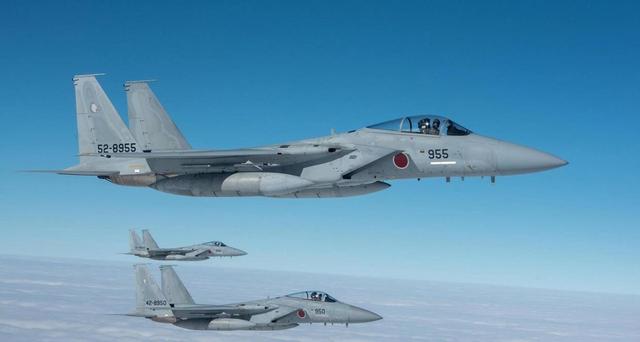 日本想偷袭辽宁舰？12架F-2战机全副武装，引爆国际舆论