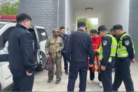 “铜人”拉游客合影并索要费用，景区通报：非景区安排，属个人行为，两男子已被公安带走图片
