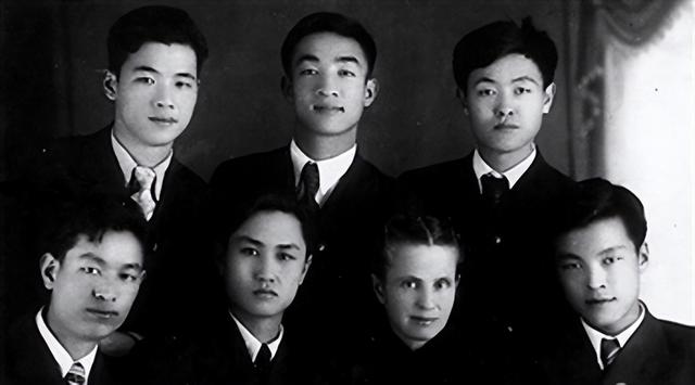 李鹏总理年轻时有多帅？1959年在吉林留影，31岁玉树临风气质不凡
