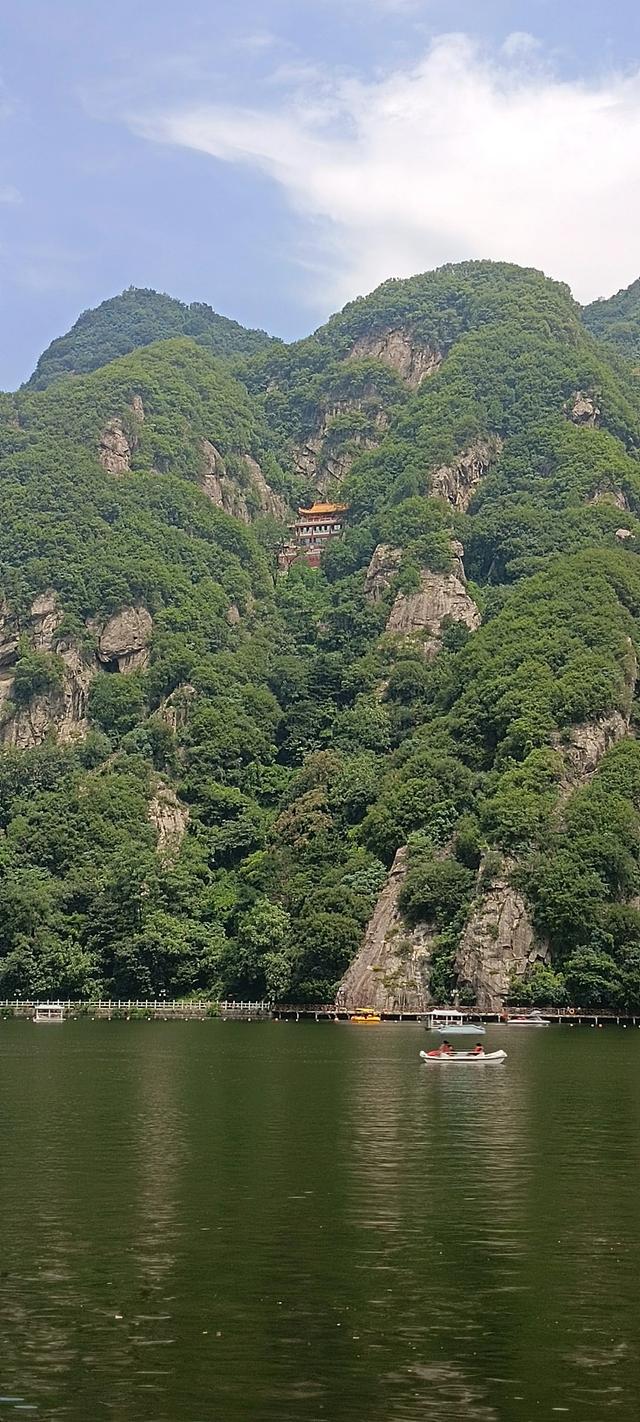 湖光山色，碧波微澜下的翠华山山崩奇观