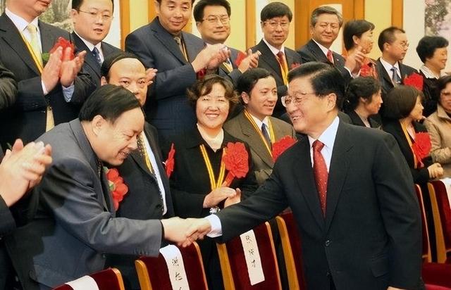 他是原上海市委书记，在上海工作40多年，官至正国级，69岁病逝