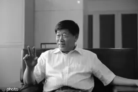 山东隐形首富张士平，16万员工每人一套房，自己却用200元的手机图片