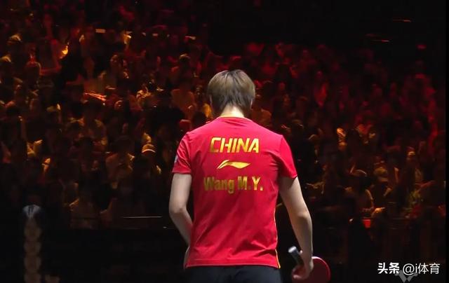 温馨！王曼昱夺冠领奖时，没想到孙颖莎的一个举动 尽显好人品