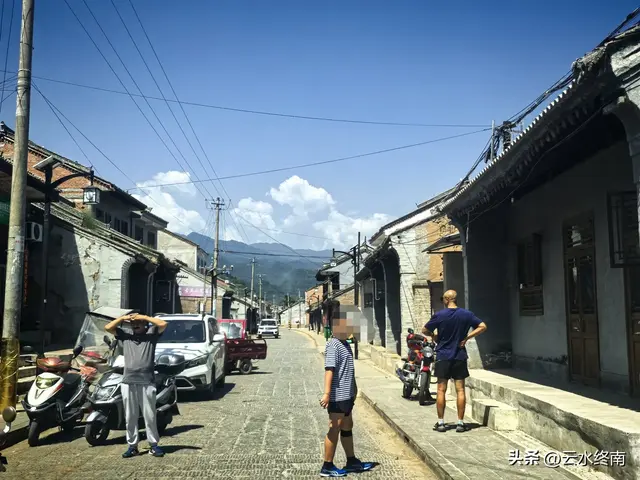 陕甘交界的千年古镇，有绝美高山草原和千年古道，现在却一片萧条