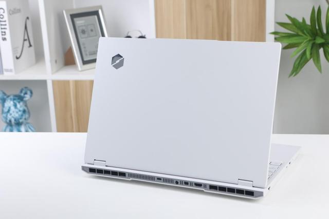 机械革命蛟龙16 Pro 2025评测：锐龙9 9955HX处理器+新模具带来全方位进化