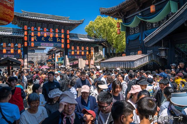 又是象山影视城！五一假期首日人气爆表，再现人山人海盛况