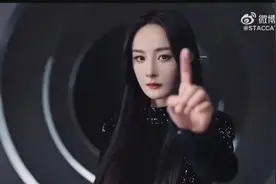 杨幂思加图广告大片超酷，拍出了《史密斯夫妇》女特工的感觉图片