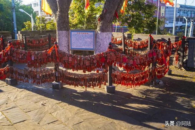 环荆州古城一圈，打卡天下第一关羽祠，叹往昔峥嵘岁月稠
