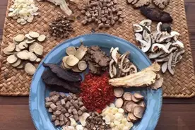 体内有瘀血的人，通常这2处发黑！中医：用它1个月，通一身气血图片