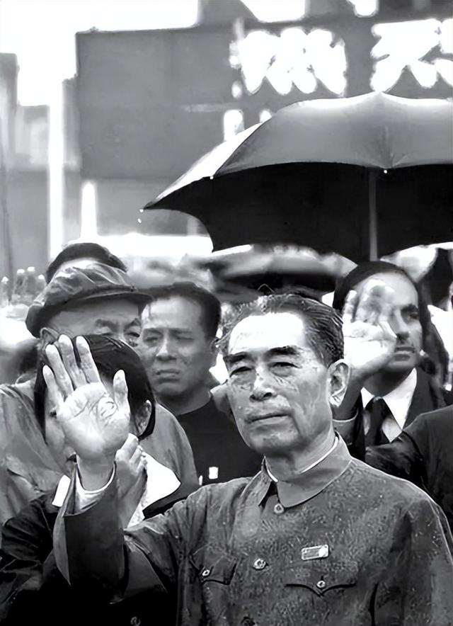 蒋介石唯独不敢动周恩来？如果动他：估计老蒋整个嫡系都得反！