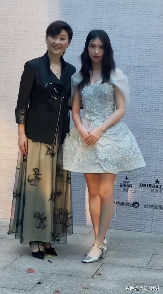 善恶终有报！58岁被曝离婚传闻的徐帆，终究躲不过“反噬”的因果