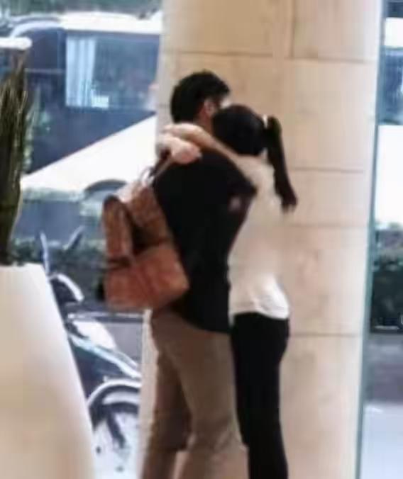 这次，在自嘲老婆面前没自信的刘强东身上，暴露了老夫老妻的尴尬