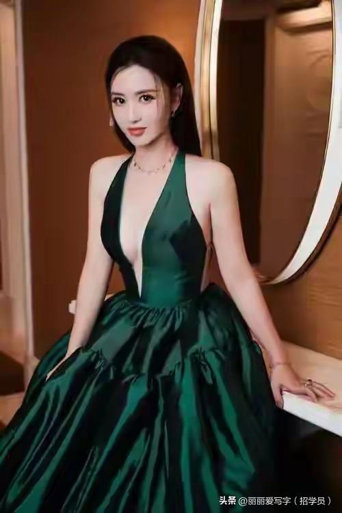 44岁张萌太丰满，穿吊带衫都兜不住好身材，女神来了！