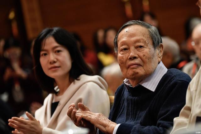 2021年，99岁杨振宁与72岁岳母罕见出镜，头发黑了，翁帆有些发福