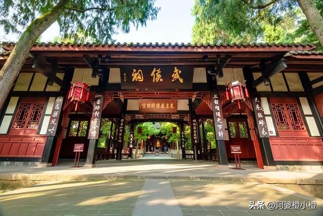 突发！武侯祠百年古柳轰然倒伏，两名游客被砸送医，现场细节曝光