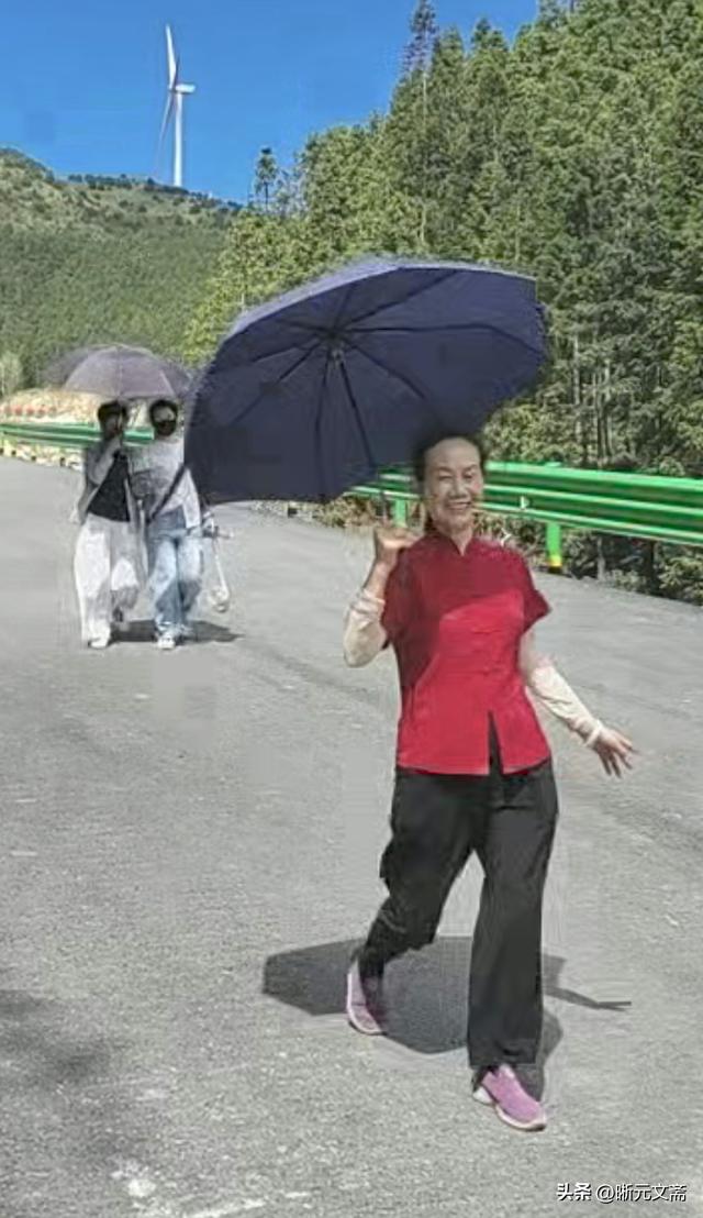 德隆山庄的故事：九岭尖滑雪场滑草记。