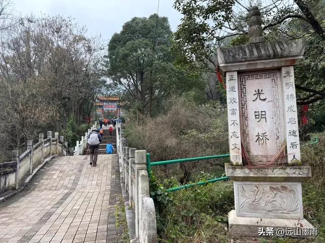 周末徒步,走昆明嵩明的灵云山,游法界寺、走森林步道,休闲惬意