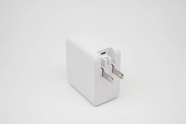 爱兰博推出102W 多口氮化镓快充：2C1A三口疾充，体积缩小对标苹果