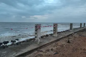 海边防护栏“拦住”危险了吗?记者走访发现海口多处沿海护栏出现破损缺失，市民希望尽快修复图片