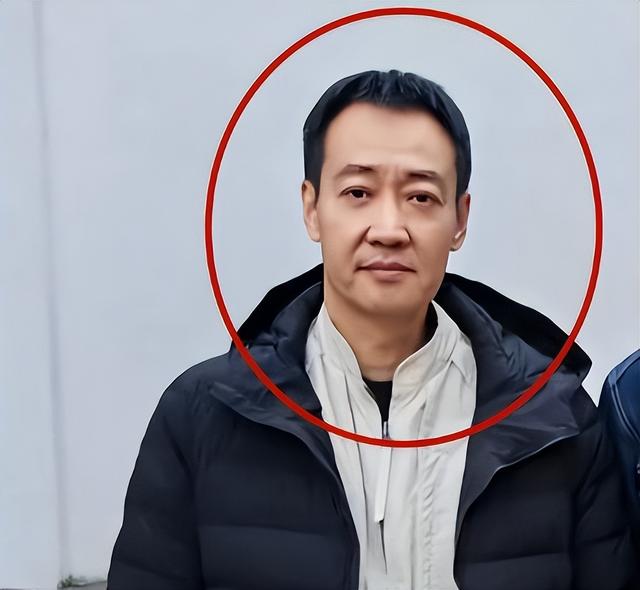 辛柏青状态不对劲了！丧妻后首露正脸，眼神空洞，憔悴到不敢认