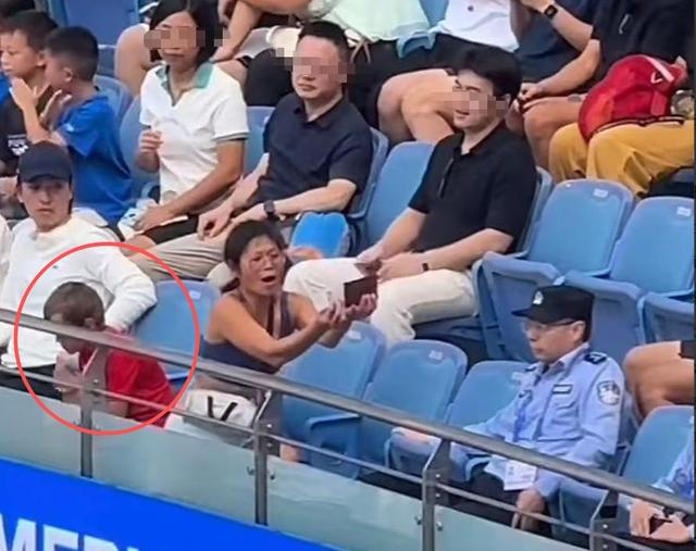 越扒越黑！上海“闹事姐”生活奢靡，前男友也不一般，邻居曝更多