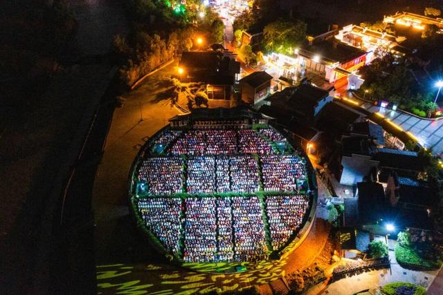 演出散场后，我在印象大红袍被“正式收编”为一匹马，真实写照，过于好笑！