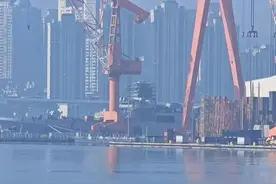 055第10号舰依然用早期的塔式建造法建造，并非是建造技术落后！图片