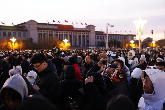 天安门旗台下为啥要装一台空调？明明哨兵都享受不到，看完才明白