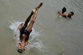 印度高温下的多重“烤问”图片