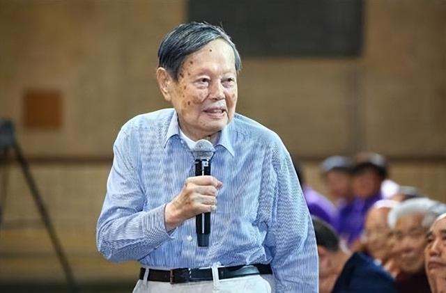 杨振宁猝然离世，临终状态曝光，翁帆25字表心情，难怪相爱20年